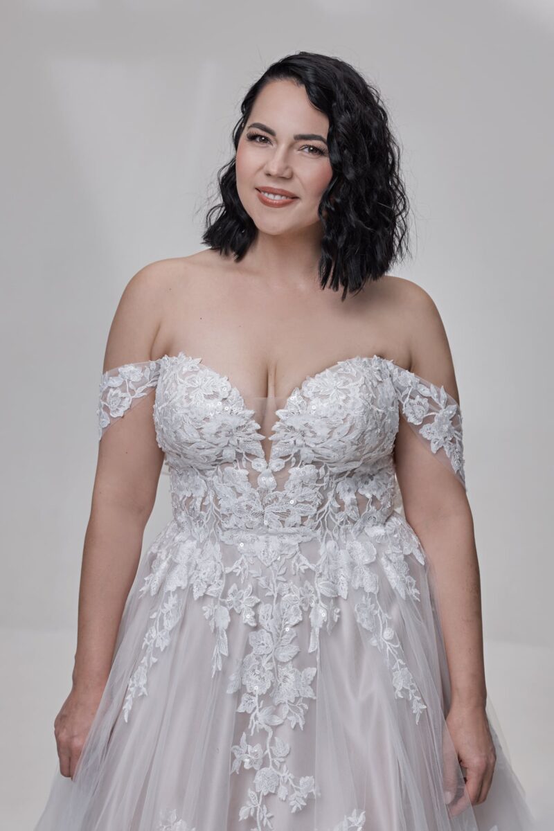 LB507 Lohrengel Brautkleid bei VeRina Brautmoden in Hille Rothenuffeln Carmenträger Softtüll Preinzessin 2