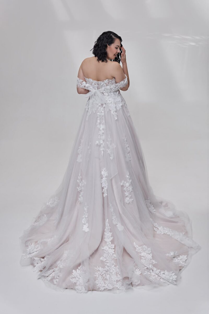 LB507 Lohrengel Brautkleid bei VeRina Brautmoden in Hille Rothenuffeln Carmenträger Softtüll Preinzessin 3