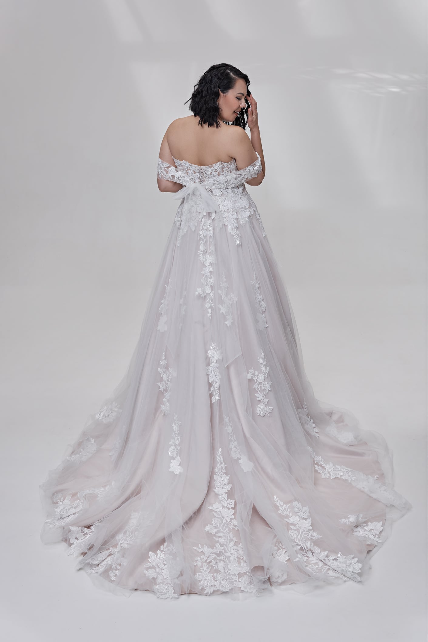 LB507 Lohrengel Brautkleid bei VeRina Brautmoden in Hille Rothenuffeln Carmenträger Softtüll Preinzessin 3