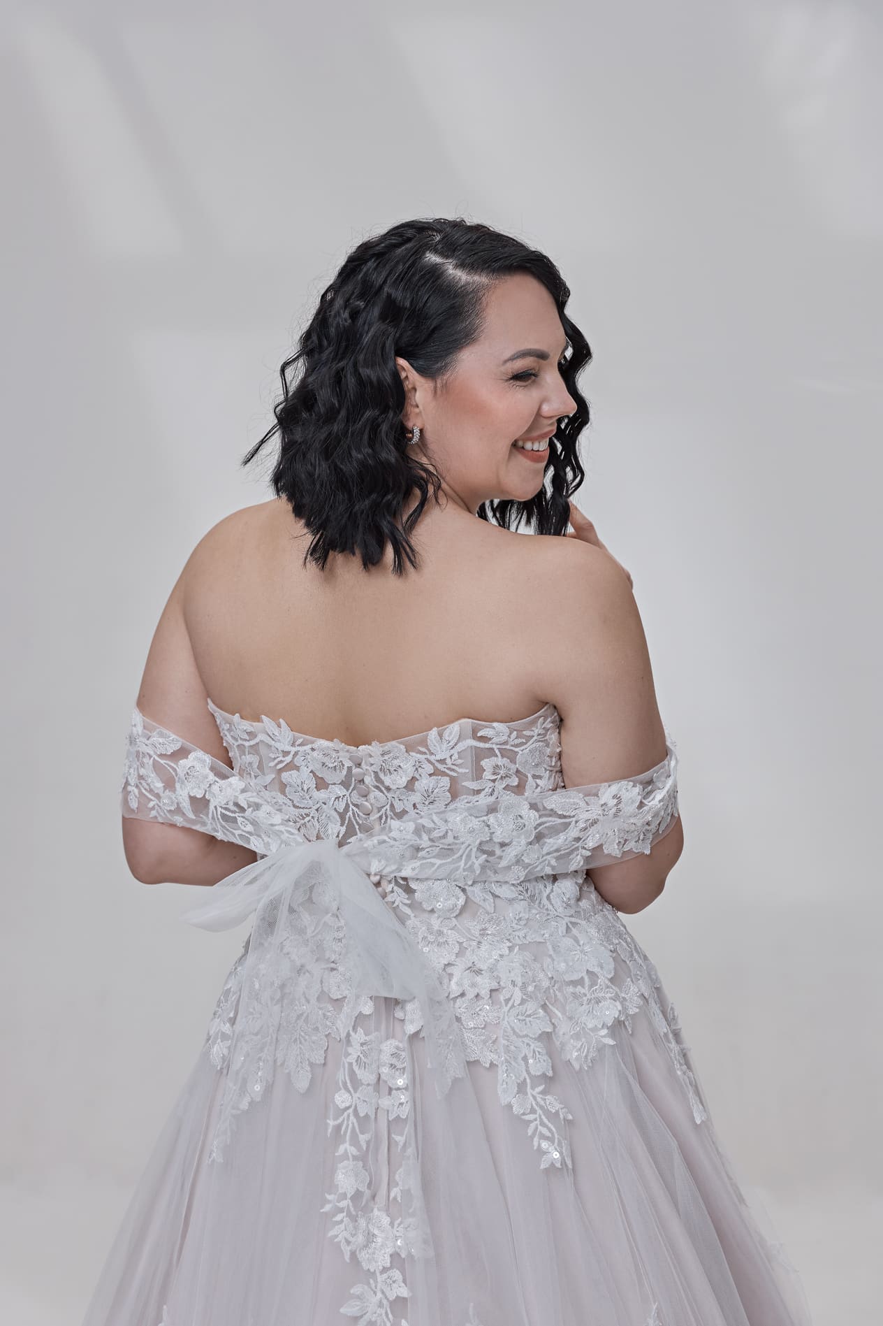 LB507 Lohrengel Brautkleid bei VeRina Brautmoden in Hille Rothenuffeln Carmenträger Softtüll Preinzessin 4