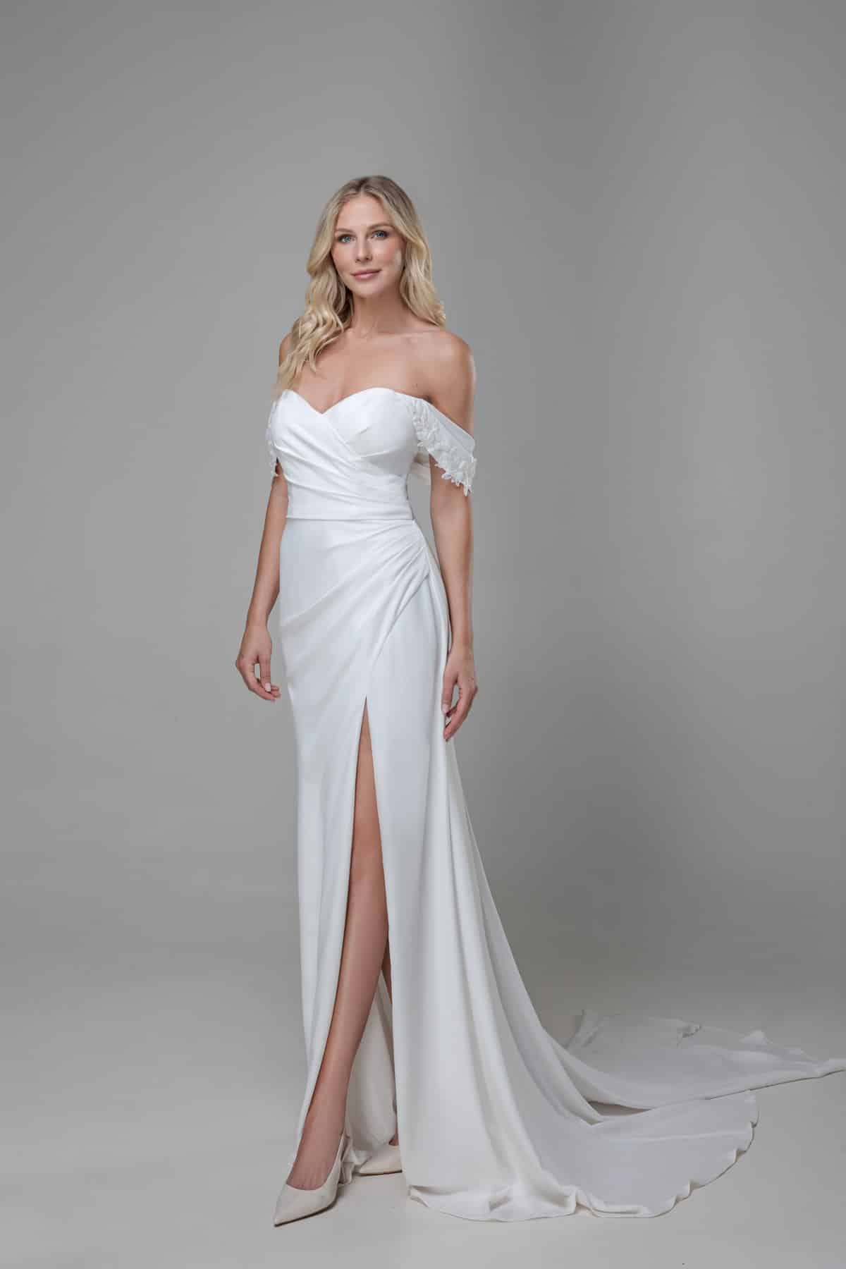 mgb154 Miss beautiful bride Brautkleid bei VeRina Brautmoden in Hille Rothenuffeln Blätterspitze Carmenträger Glitzerträger lang Schleppe 1