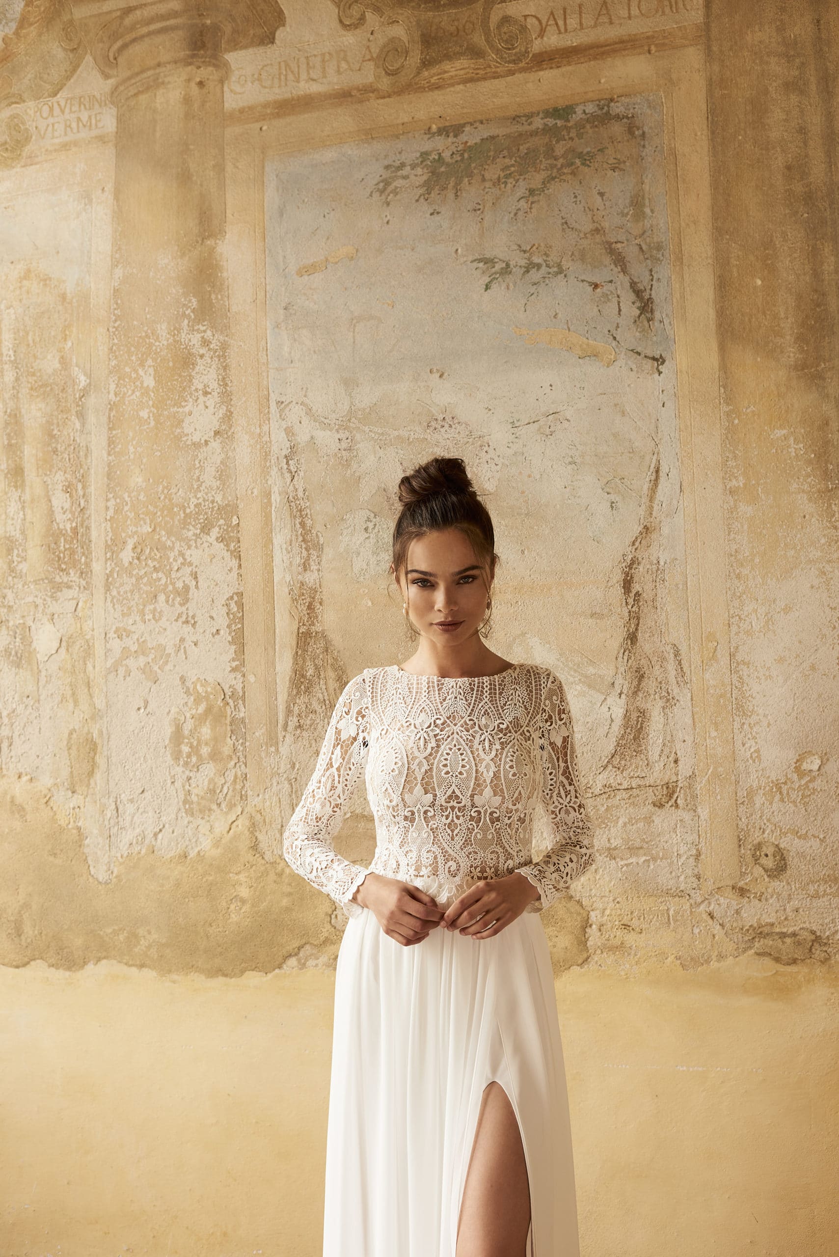 5277T Mode de Pol Elizabeth passion 2Teiler Brautoutfit bei VeRina Brautmoden in Hille Rothenuffeln Brautrock mit Schlitz lang Boho Oberteil grobe Spitze langarm (3)