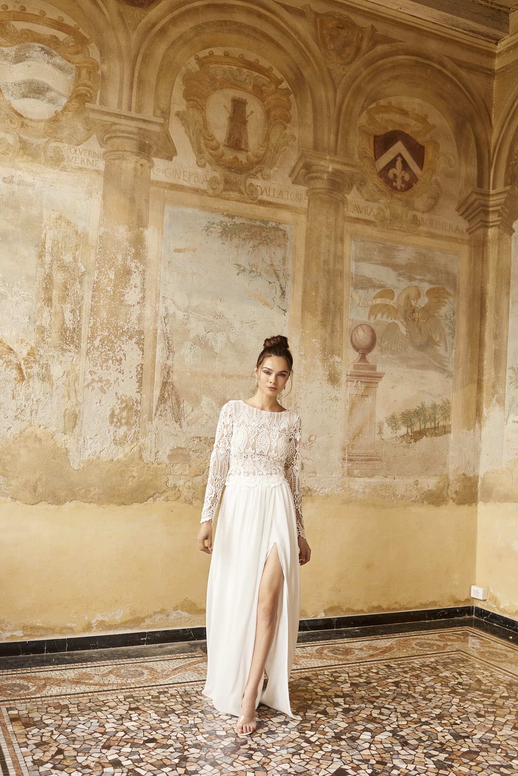 5277T Mode de Pol Elizabeth passion 2Teiler Brautoutfit bei VeRina Brautmoden in Hille Rothenuffeln Brautrock mit Schlitz lang Boho Oberteil grobe Spitze langarm