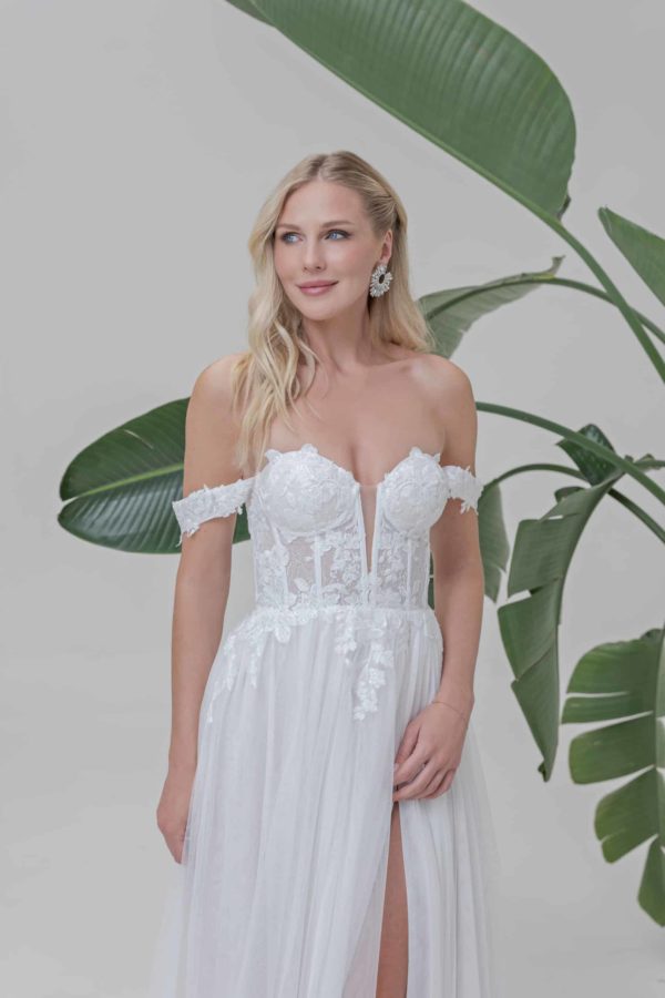 AL125 Brautkleid amera vera light bei VeRina Brautmoden in Hille Rothenuffeln Tüllkleid Softtüll Schleppe Schlitz Corsage Carmenträger (1)