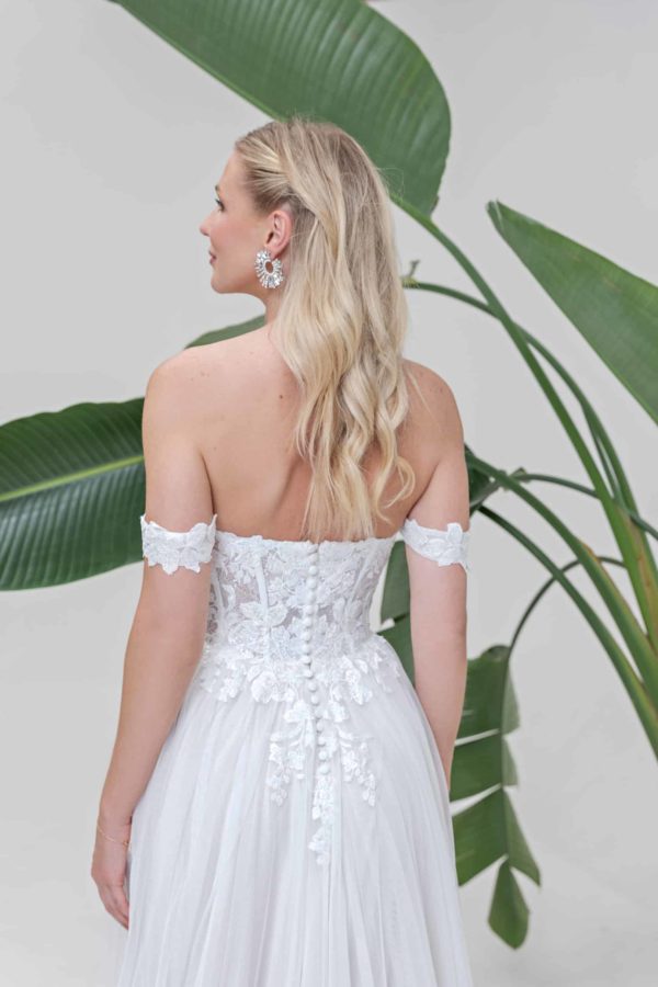AL125 Brautkleid amera vera light bei VeRina Brautmoden in Hille Rothenuffeln Tüllkleid Softtüll Schleppe Schlitz Corsage Carmenträger (3)