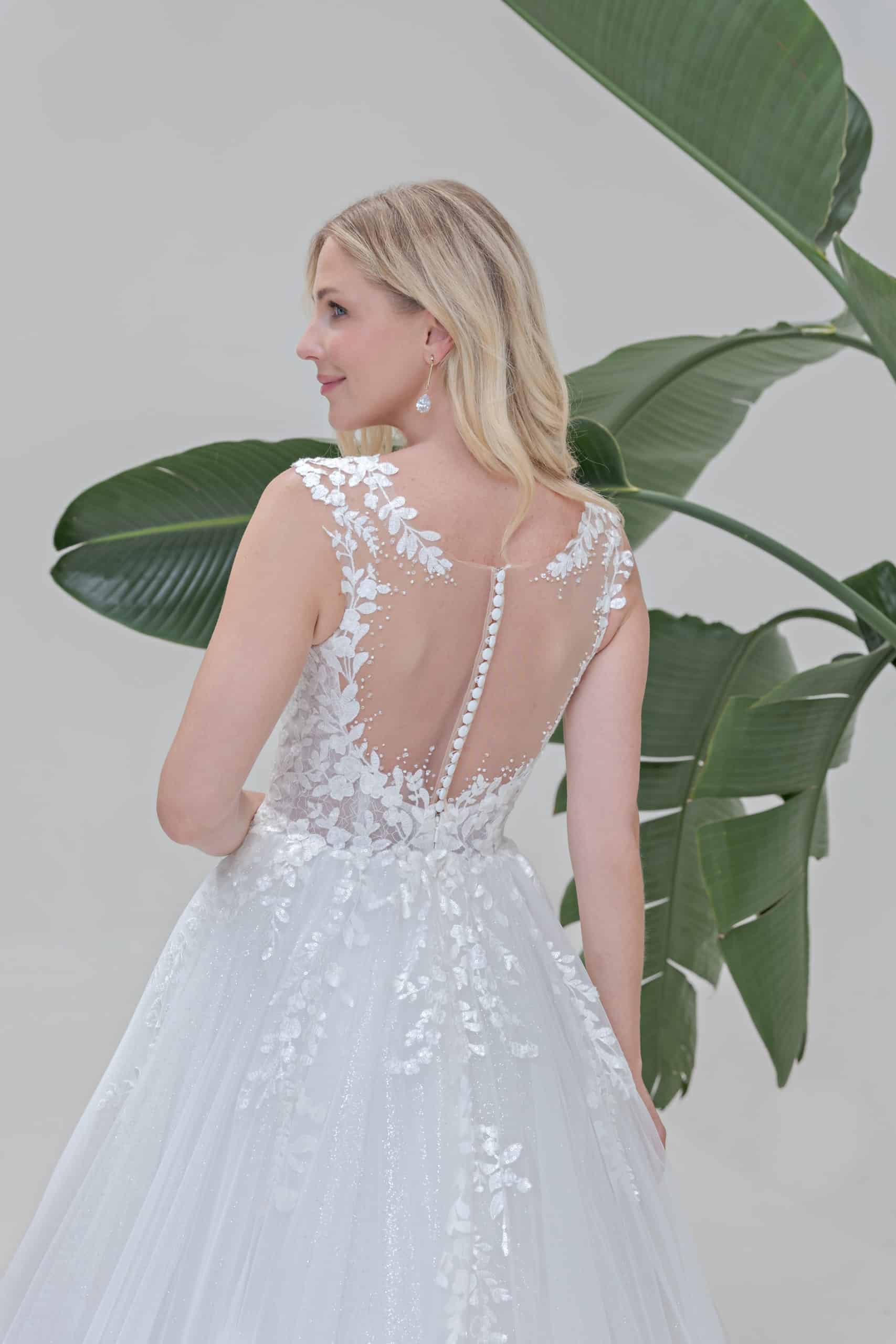 B2506 Brautkleid Amera Vera Fashion Queen bei VeRina Brautmoden in Hille Rothenuffeln Tüllkleid Glitzertüll 3DBlüten Perlen V Ausschnitt fließende Spitze Knopfleiste hoher Rücken (1)