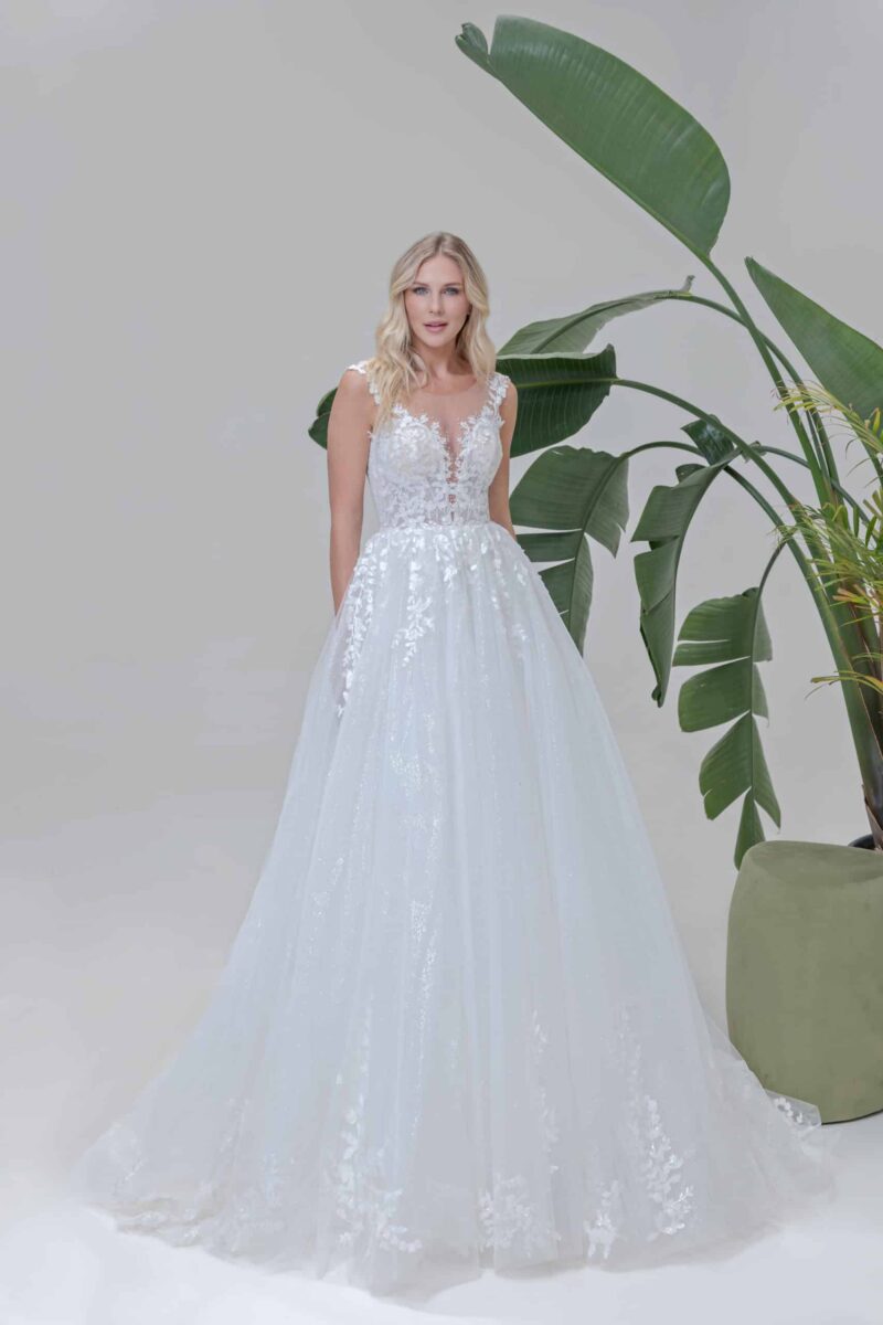 B2506 Brautkleid Amera Vera Fashion Queen bei VeRina Brautmoden in Hille Rothenuffeln Tüllkleid Glitzertüll 3DBlüten Perlen V Ausschnitt fließende Spitze Knopfleiste hoher Rücken (2)