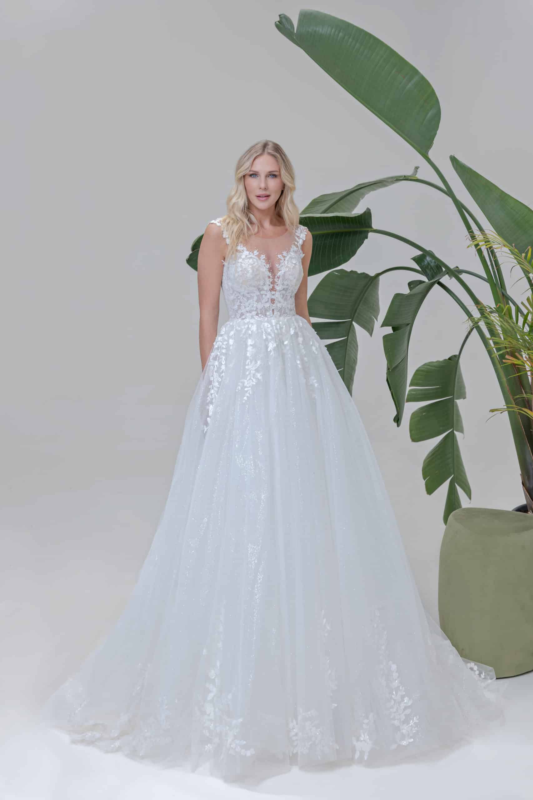 B2506 Brautkleid Amera Vera Fashion Queen bei VeRina Brautmoden in Hille Rothenuffeln Tüllkleid Glitzertüll 3DBlüten Perlen V Ausschnitt fließende Spitze Knopfleiste hoher Rücken (2)