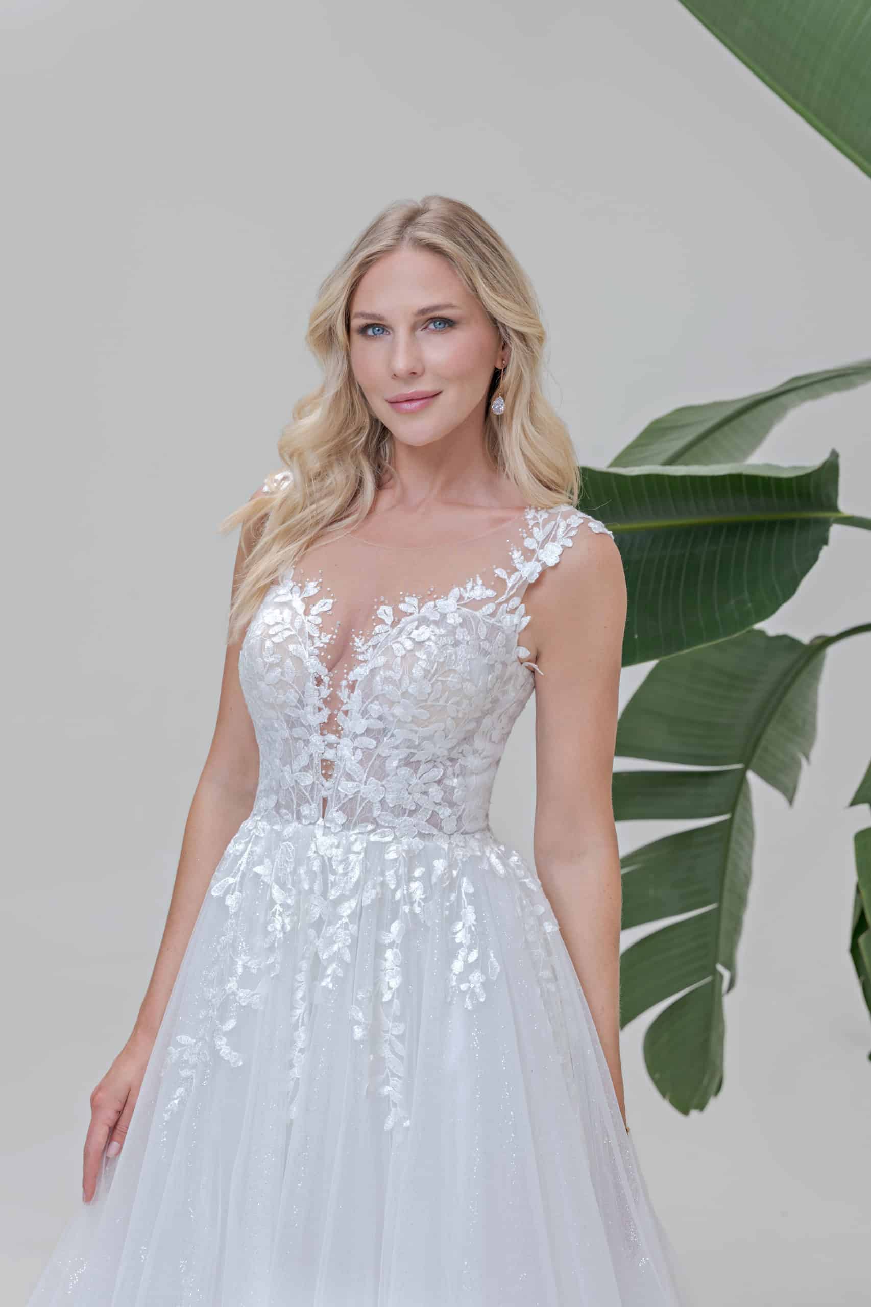 B2506 Brautkleid Amera Vera Fashion Queen bei VeRina Brautmoden in Hille Rothenuffeln Tüllkleid Glitzertüll 3DBlüten Perlen V Ausschnitt fließende Spitze Knopfleiste hoher Rücken (3)