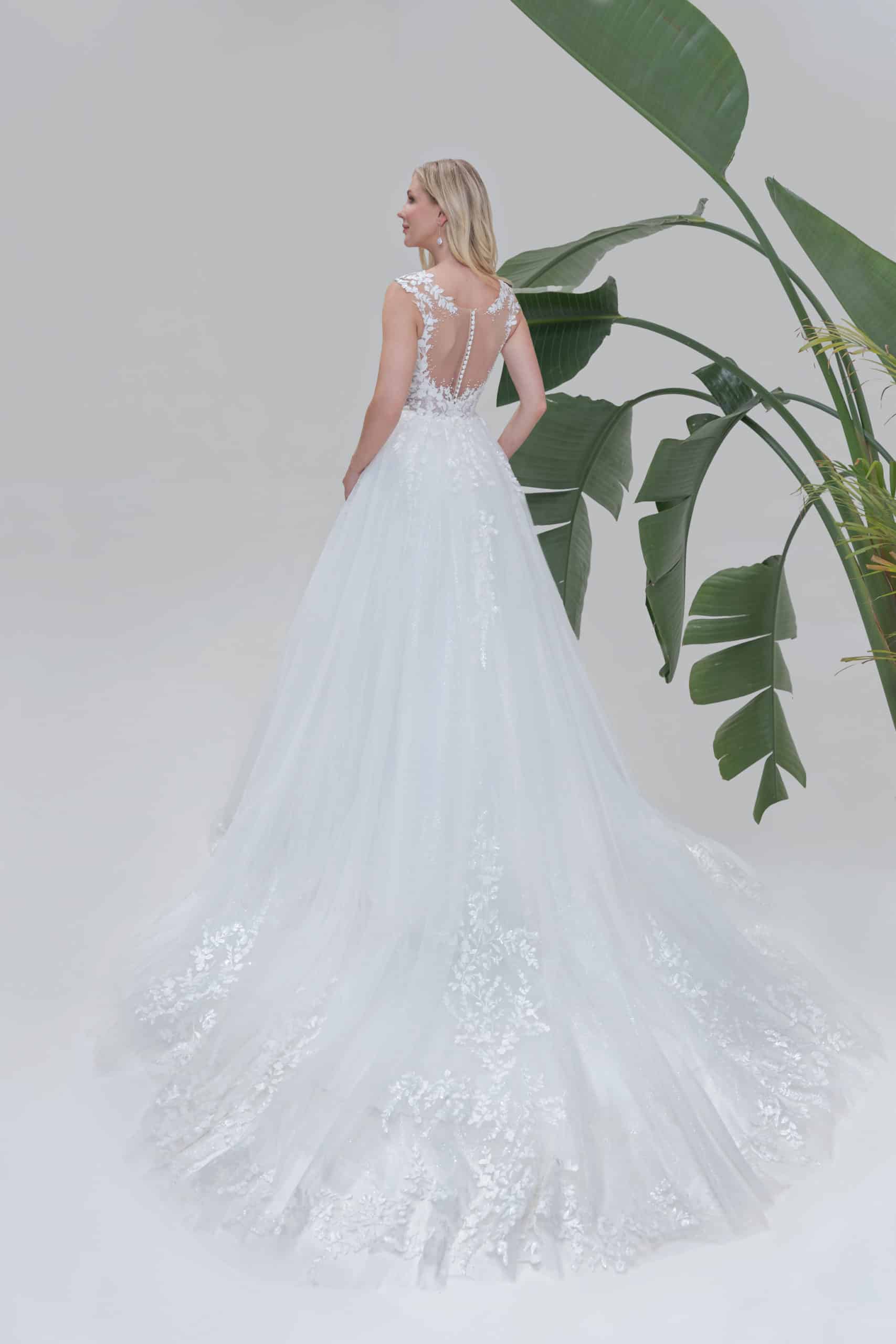 B2506 Brautkleid Amera Vera Fashion Queen bei VeRina Brautmoden in Hille Rothenuffeln Tüllkleid Glitzertüll 3DBlüten Perlen V Ausschnitt fließende Spitze Knopfleiste hoher Rücken