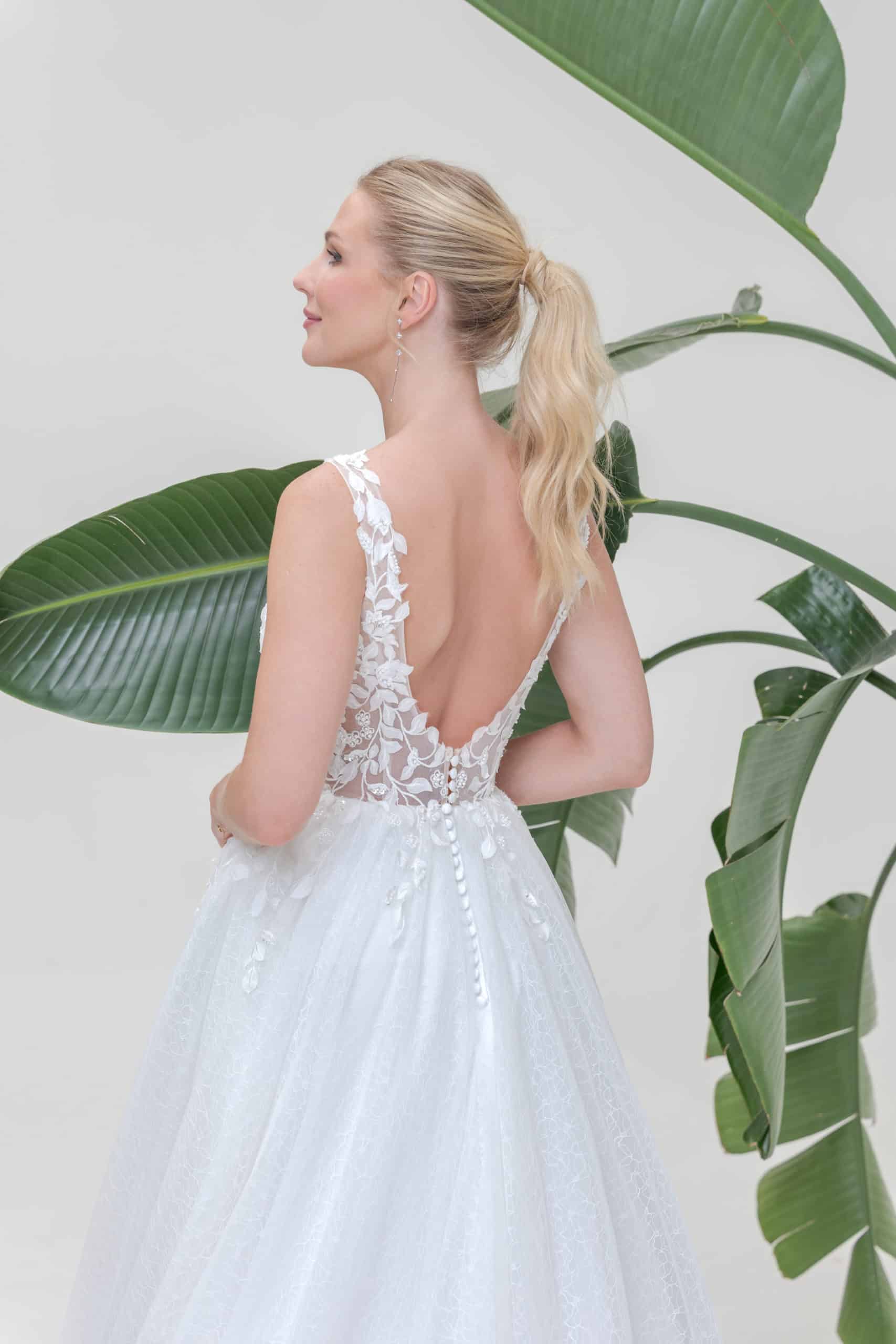 B2510 Brautkleid Amera Vera Fashion Queen bei VeRina Brautmoden in Hille Rothenuffeln Tüllkleid V Ausschnitt 3DBlüten 3D Blätter Spitze Perlen (2)