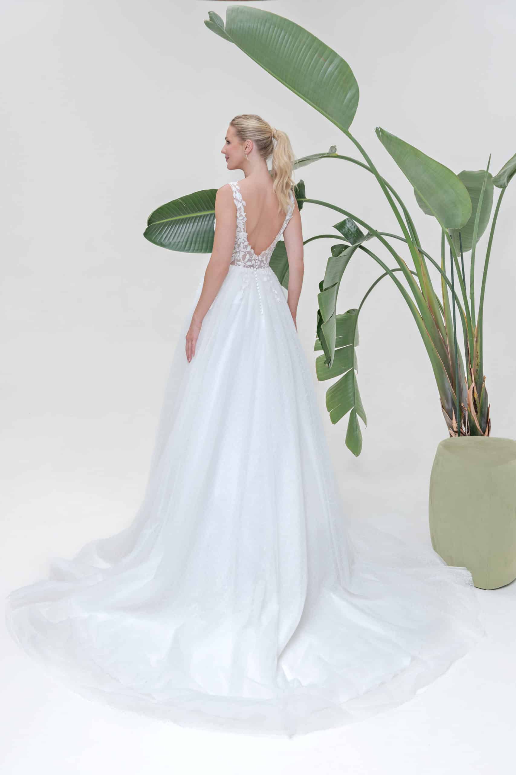 B2510 Brautkleid Amera Vera Fashion Queen bei VeRina Brautmoden in Hille Rothenuffeln Tüllkleid V Ausschnitt 3DBlüten 3D Blätter Spitze Perlen