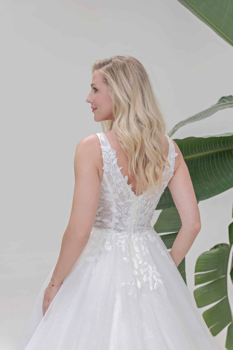 Brautkleid Amera Vera Fashion Queen bei VeRina Brautmoden in Hille Rothenuffeln Tüllkleid Glitzertüll 3DBlüten Perlen V Ausschnitt fließende Blätter Spitze B2503 (1)