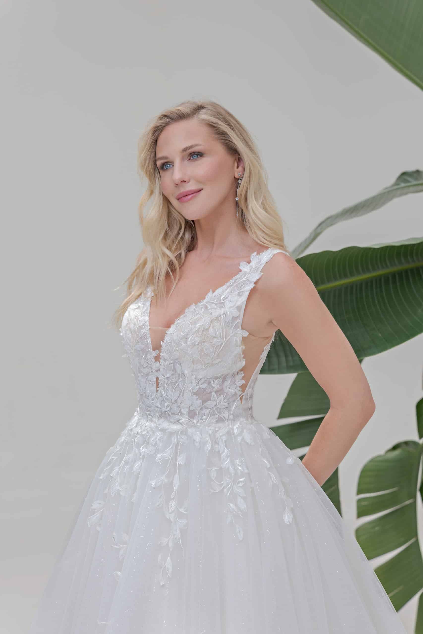 Brautkleid Amera Vera Fashion Queen bei VeRina Brautmoden in Hille Rothenuffeln Tüllkleid Glitzertüll 3DBlüten Perlen V Ausschnitt fließende Blätter Spitze B2503 (2)
