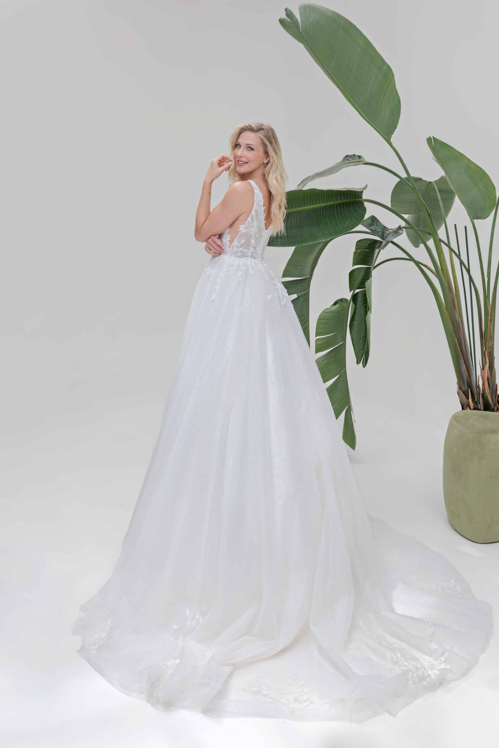 Brautkleid Amera Vera Fashion Queen bei VeRina Brautmoden in Hille Rothenuffeln Tüllkleid Glitzertüll 3DBlüten Perlen V Ausschnitt fließende Blätter Spitze B2503 (3)