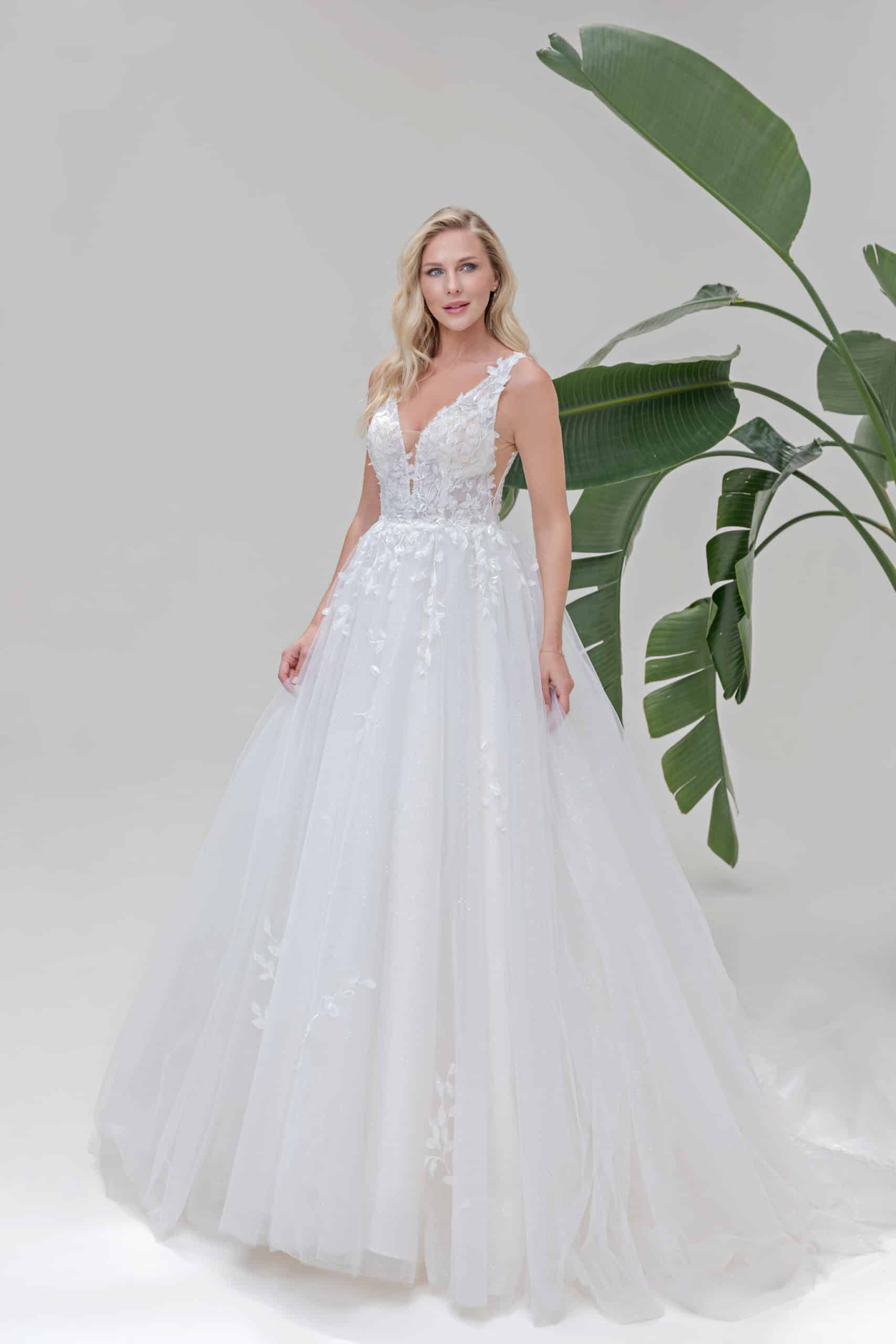 Brautkleid Amera Vera Fashion Queen bei VeRina Brautmoden in Hille Rothenuffeln Tüllkleid Glitzertüll 3DBlüten Perlen V Ausschnitt fließende Blätter Spitze B2503