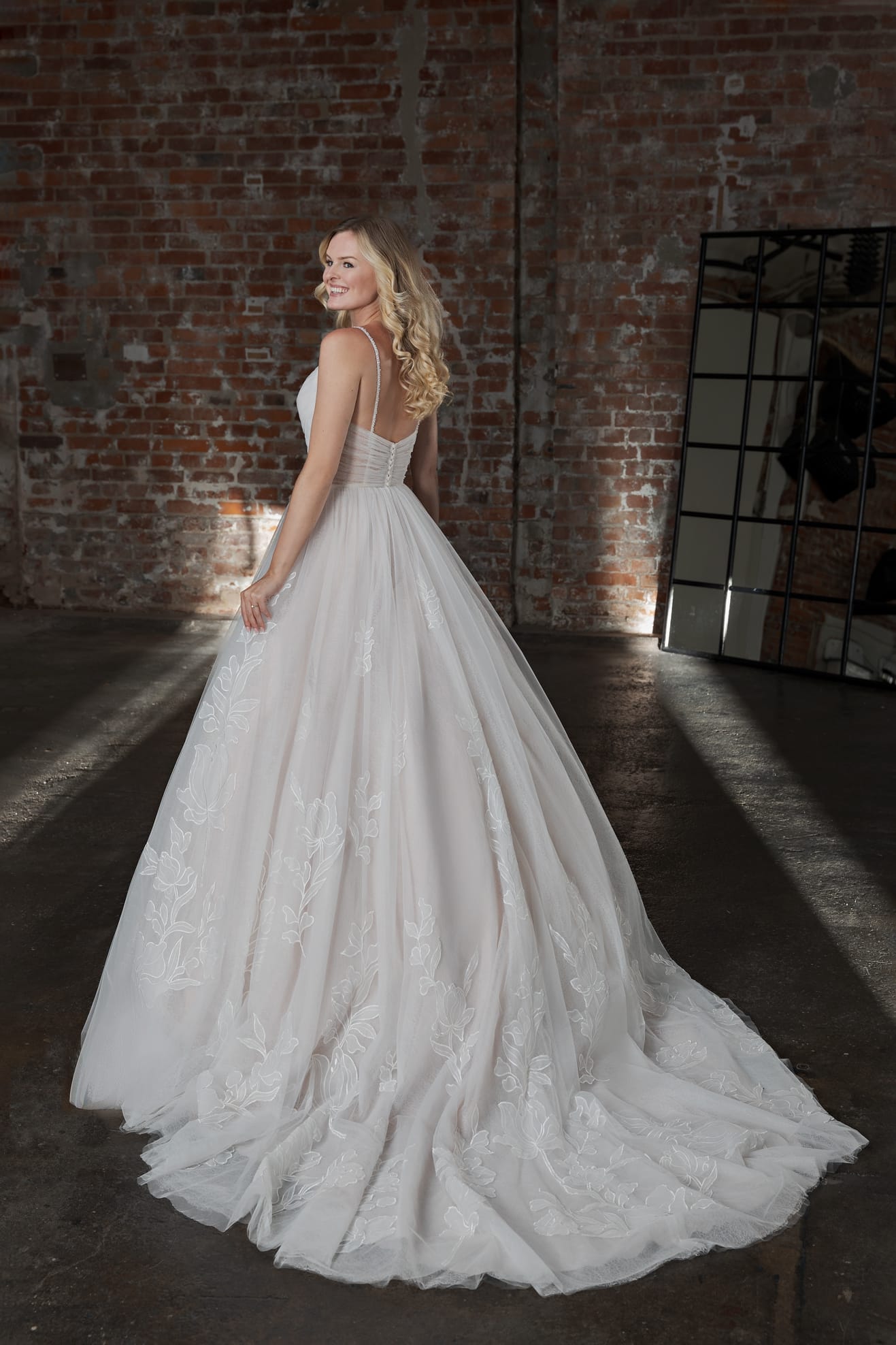 Brautkleid DT166 Duett bridal bei VeRina Brautmoden in Hille Rothenuffeln ausgestelltes Kleid schlicht mit Raffungen an der Corsage Rock hat große Blüten bestickt Spaghettiträger (2)