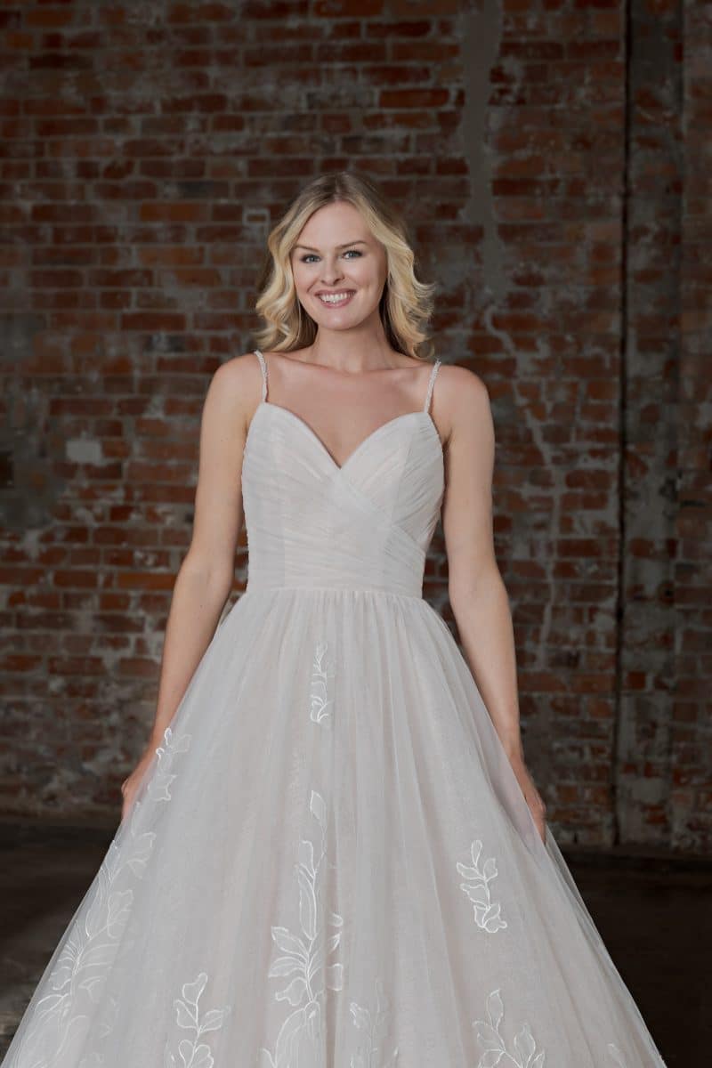 Brautkleid DT166 Duett bridal bei VeRina Brautmoden in Hille Rothenuffeln ausgestelltes Kleid schlicht mit Raffungen an der Corsage Rock hat große Blüten bestickt Spaghettiträger