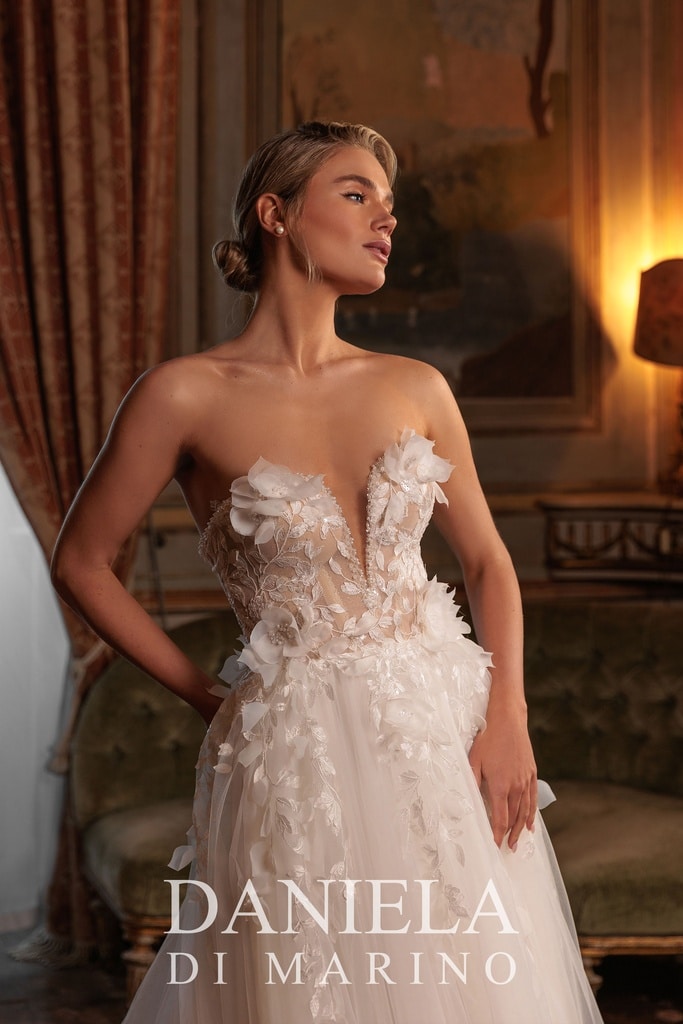 6439 Brautkleid von Monica Loretti bei VeRina Brautmoden in Hille Rothenuffeln Tüllkleid mit Schlitze Carmenträger 3D Blüten tiefer V Ausschnitt (1)