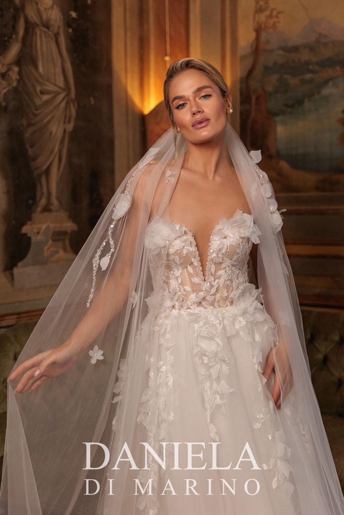 6439 Brautkleid von Monica Loretti bei VeRina Brautmoden in Hille Rothenuffeln Tüllkleid mit Schlitze Carmenträger 3D Blüten tiefer V Ausschnitt (2)