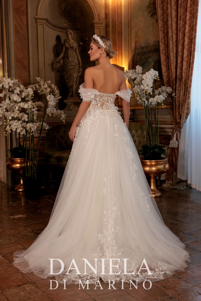 6439 Brautkleid von Monica Loretti bei VeRina Brautmoden in Hille Rothenuffeln Tüllkleid mit Schlitze Carmenträger 3D Blüten tiefer V Ausschnitt (3)