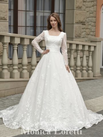 8256 Brautkleid von Monica Loretti bei VeRina Brautmoden in Hille Rothenuffeln Squareneck lange Ärmel fließende feine zarte Spitze Reißverschluss (1)