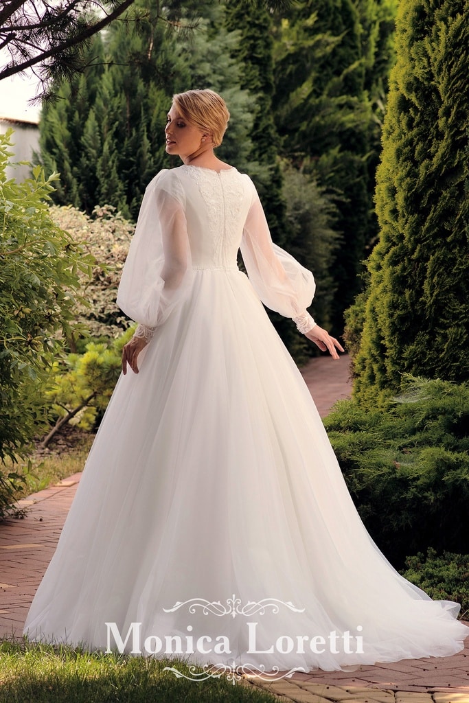 8312 Brautkleid von Monica Loretti bei VeRina Brautmoden in Hille Rothenuffeln A Linie lange Puffärmel seitlich offen Spitze verläuft V artig hochgeschlossen Reißverschluss (1)