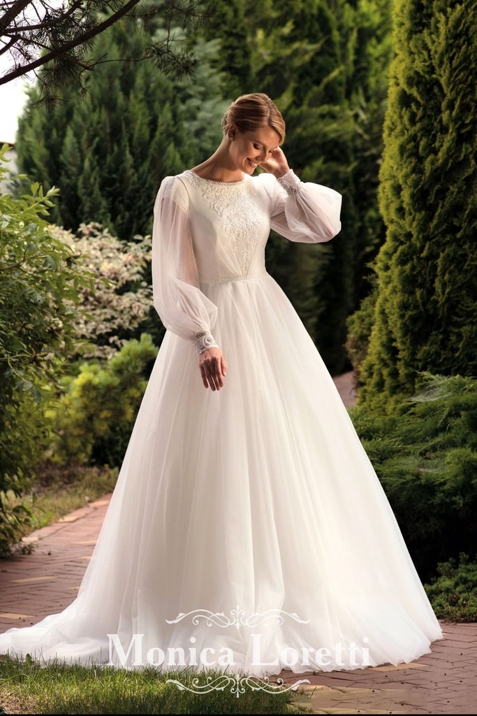 8312 Brautkleid von Monica Loretti bei VeRina Brautmoden in Hille Rothenuffeln A Linie lange Puffärmel seitlich offen Spitze verläuft V artig hochgeschlossen Reißverschluss