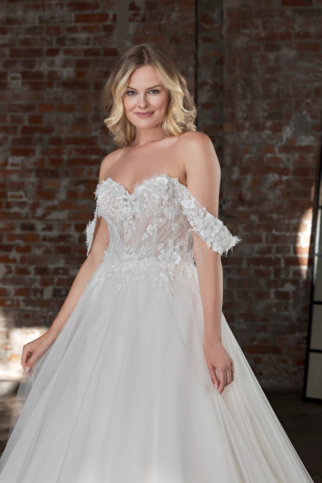 Brautkleid DT3700 Duett bridal bei VeRina Brautmoden in Hille Rothenuffeln Tüllkleid Carmenträger 3D Blüten Herzcorsage Schleppe Schnürung (1)
