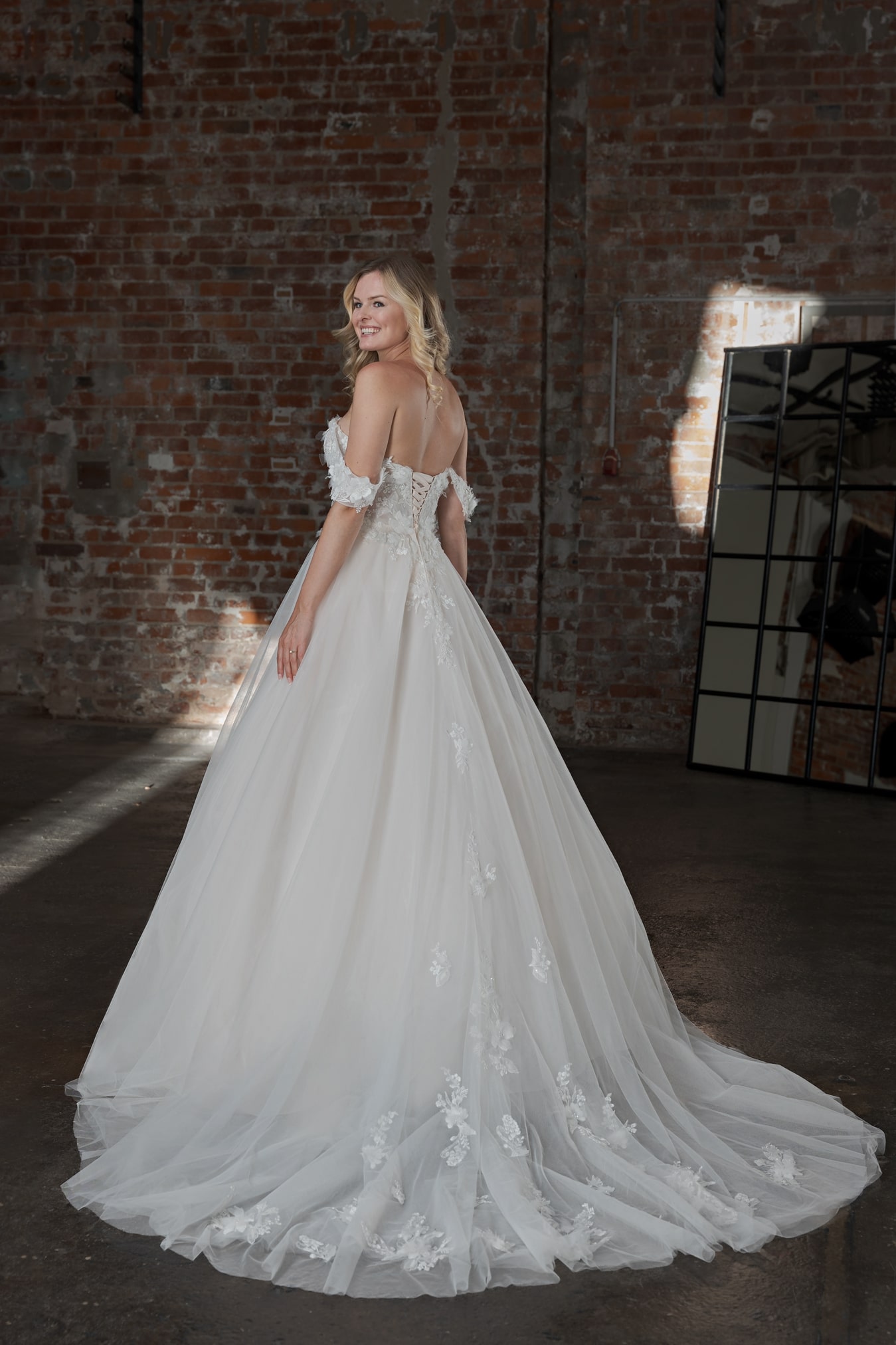 Brautkleid DT3700 Duett bridal bei VeRina Brautmoden in Hille Rothenuffeln Tüllkleid Carmenträger 3D Blüten Herzcorsage Schleppe Schnürung (2)