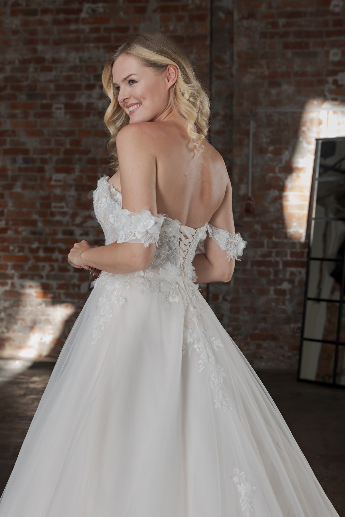 Brautkleid DT3700 Duett bridal bei VeRina Brautmoden in Hille Rothenuffeln Tüllkleid Carmenträger 3D Blüten Herzcorsage Schleppe Schnürung (3)