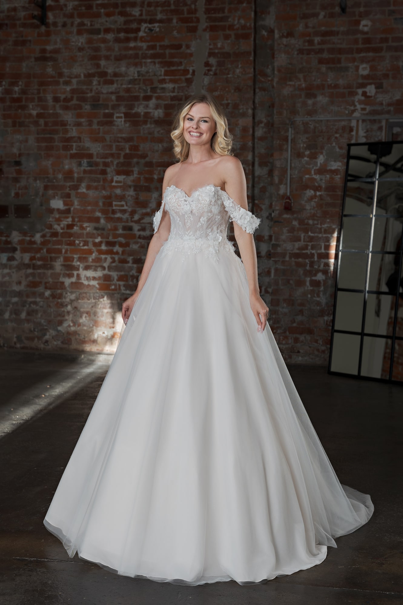 Brautkleid DT3700 Duett bridal bei VeRina Brautmoden in Hille Rothenuffeln Tüllkleid Carmenträger 3D Blüten Herzcorsage Schleppe Schnürung