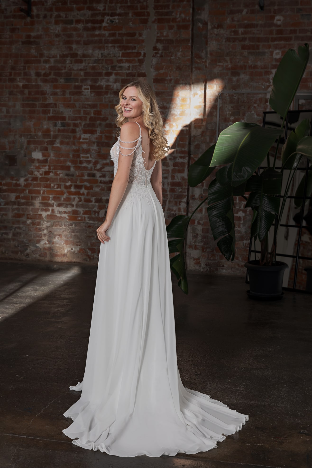DT701 Brautkleid Duett Bridal bei VeRina Brautmoden in Hille Rothenuffeln Chiffon Spaghettiträger fließende Spitze Perlencarmenträger V Ausschnitt runder Rückenausschnitt (1)