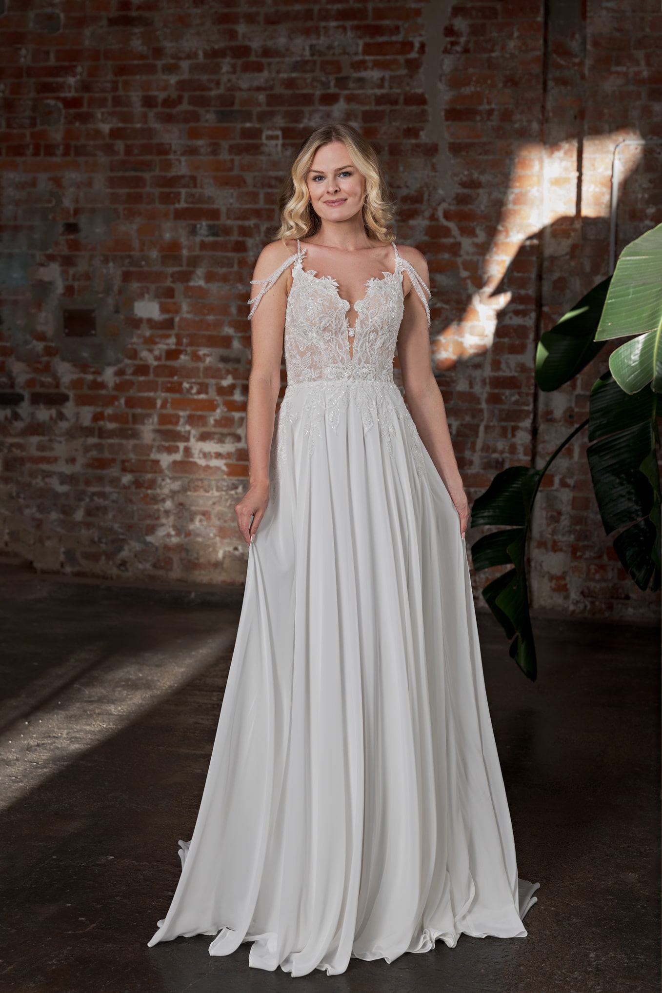 DT701 Brautkleid Duett Bridal bei VeRina Brautmoden in Hille Rothenuffeln Chiffon Spaghettiträger fließende Spitze Perlencarmenträger V Ausschnitt runder Rückenausschnitt (2)