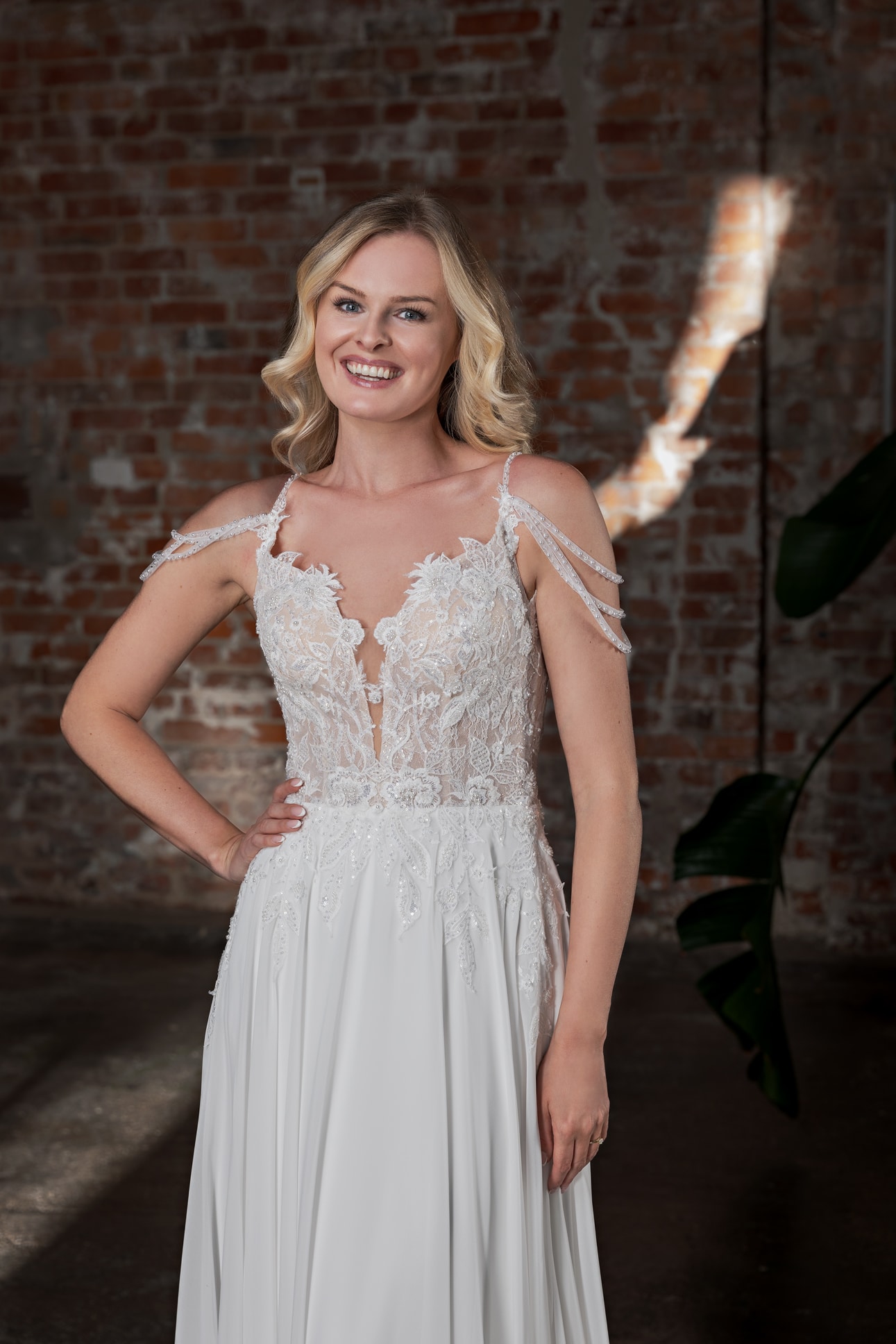 DT701 Brautkleid Duett Bridal bei VeRina Brautmoden in Hille Rothenuffeln Chiffon Spaghettiträger fließende Spitze Perlencarmenträger V Ausschnitt runder Rückenausschnitt (3)
