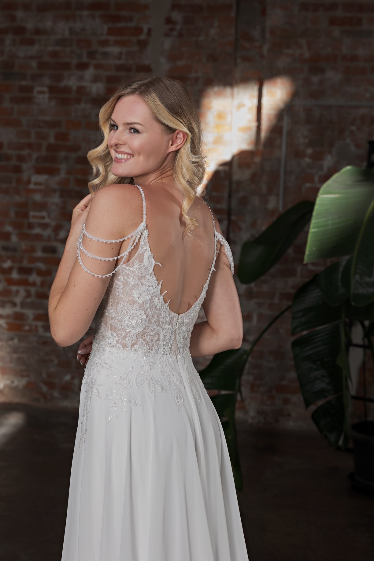 DT701 Brautkleid Duett Bridal bei VeRina Brautmoden in Hille Rothenuffeln Chiffon Spaghettiträger fließende Spitze Perlencarmenträger V Ausschnitt runder Rückenausschnitt