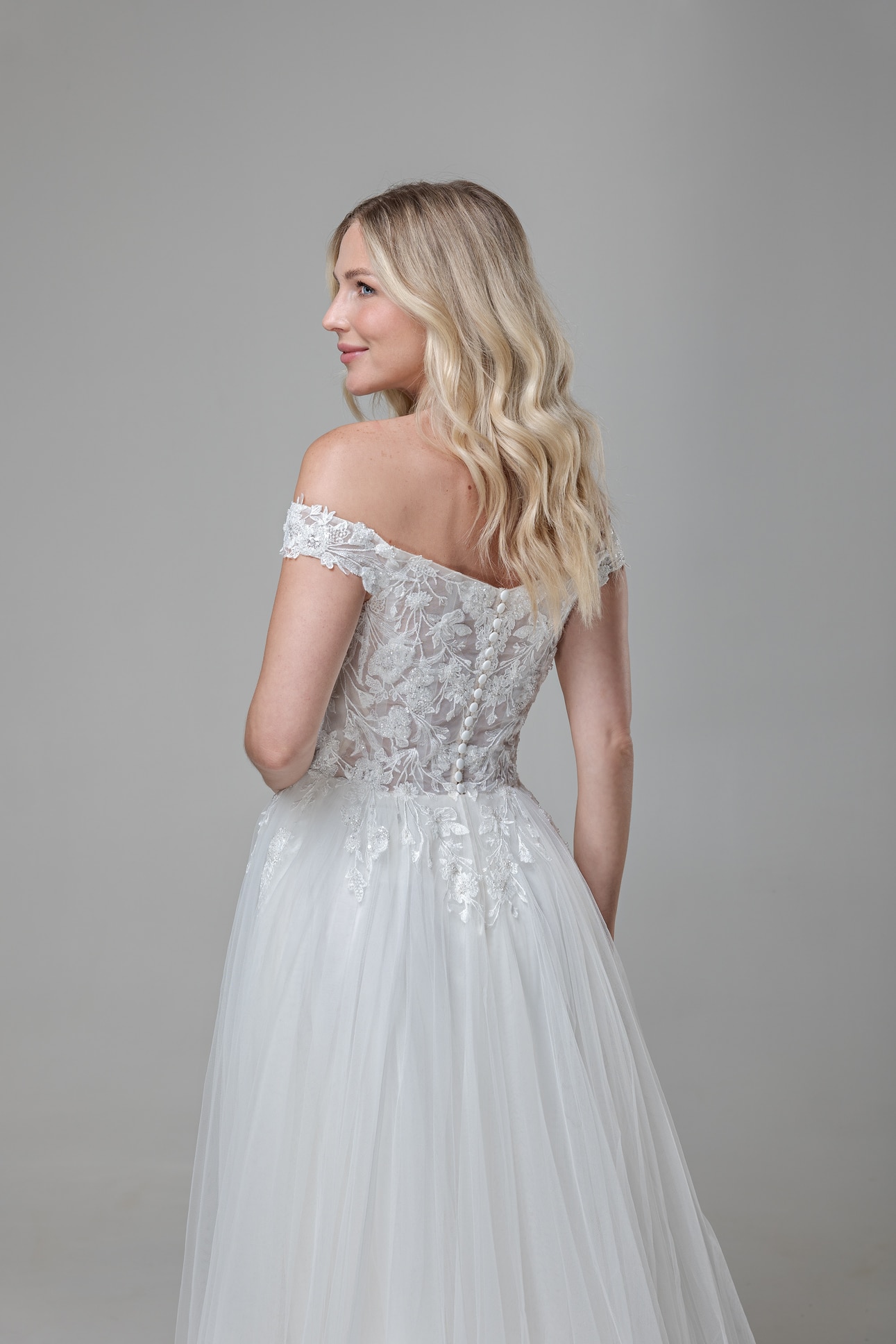 MGB183 Miss beautiful bride Brautkleid bei VeRina Brautmoden in Hille Rothenuffeln Tüll Softtüll Puffärmel Carmenträger fließende Spitze (1)