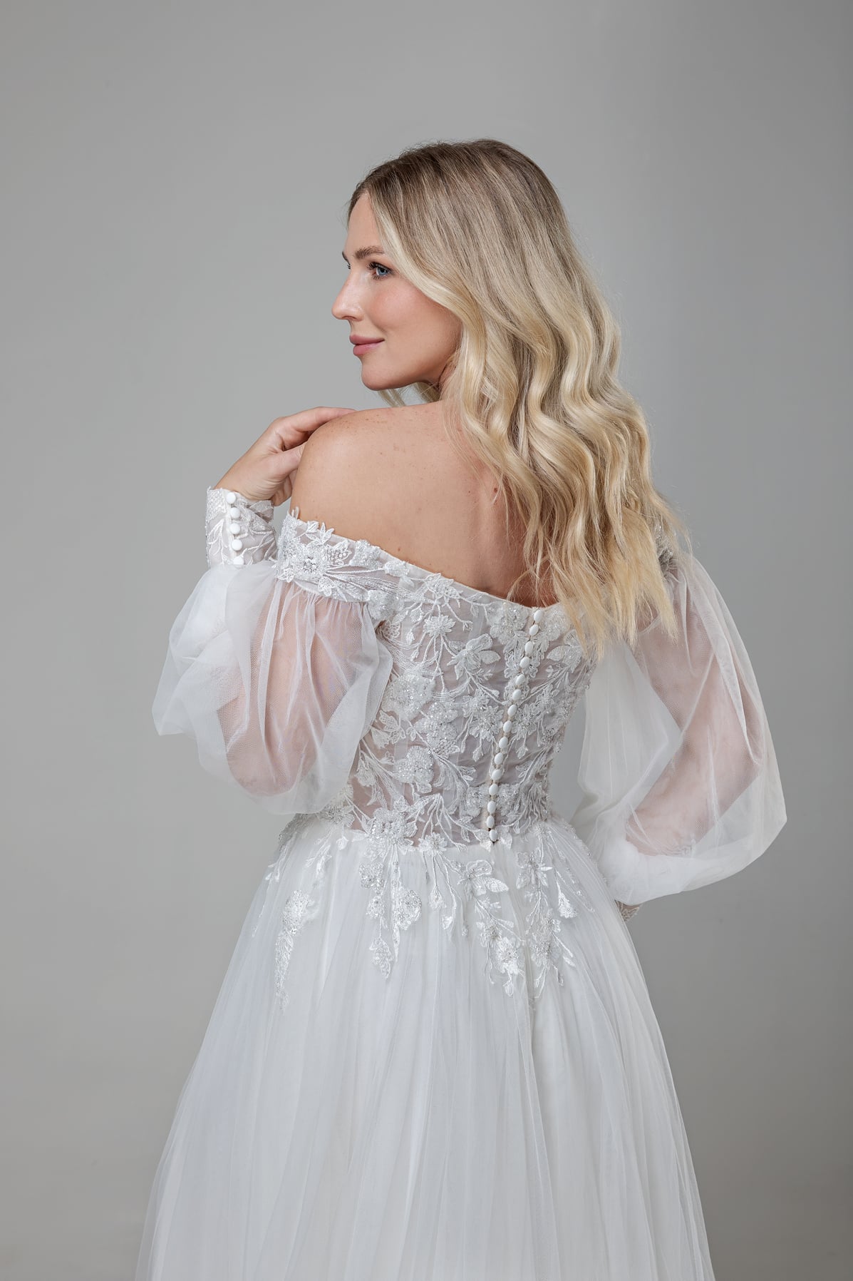 MGB183 Miss beautiful bride Brautkleid bei VeRina Brautmoden in Hille Rothenuffeln Tüll Softtüll Puffärmel Carmenträger fließende Spitze (4)