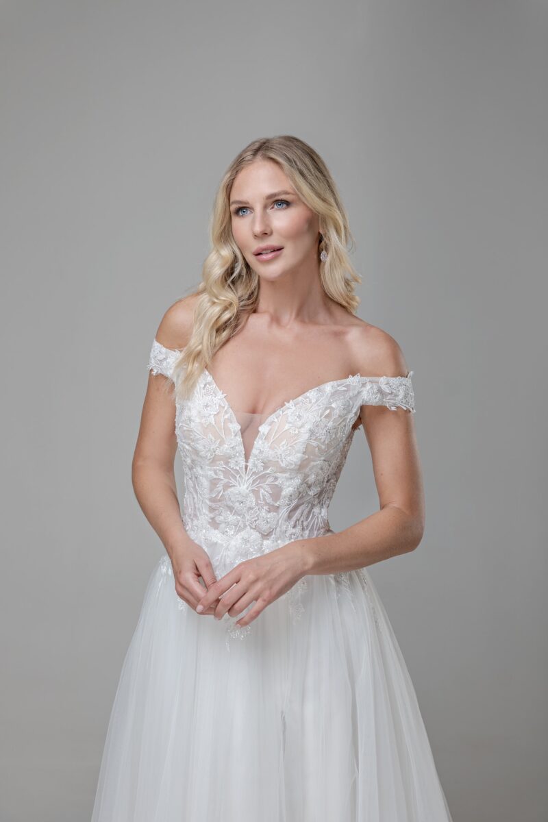 MGB183 Miss beautiful bride Brautkleid bei VeRina Brautmoden in Hille Rothenuffeln Tüll Softtüll Puffärmel Carmenträger fließende Spitze (6)
