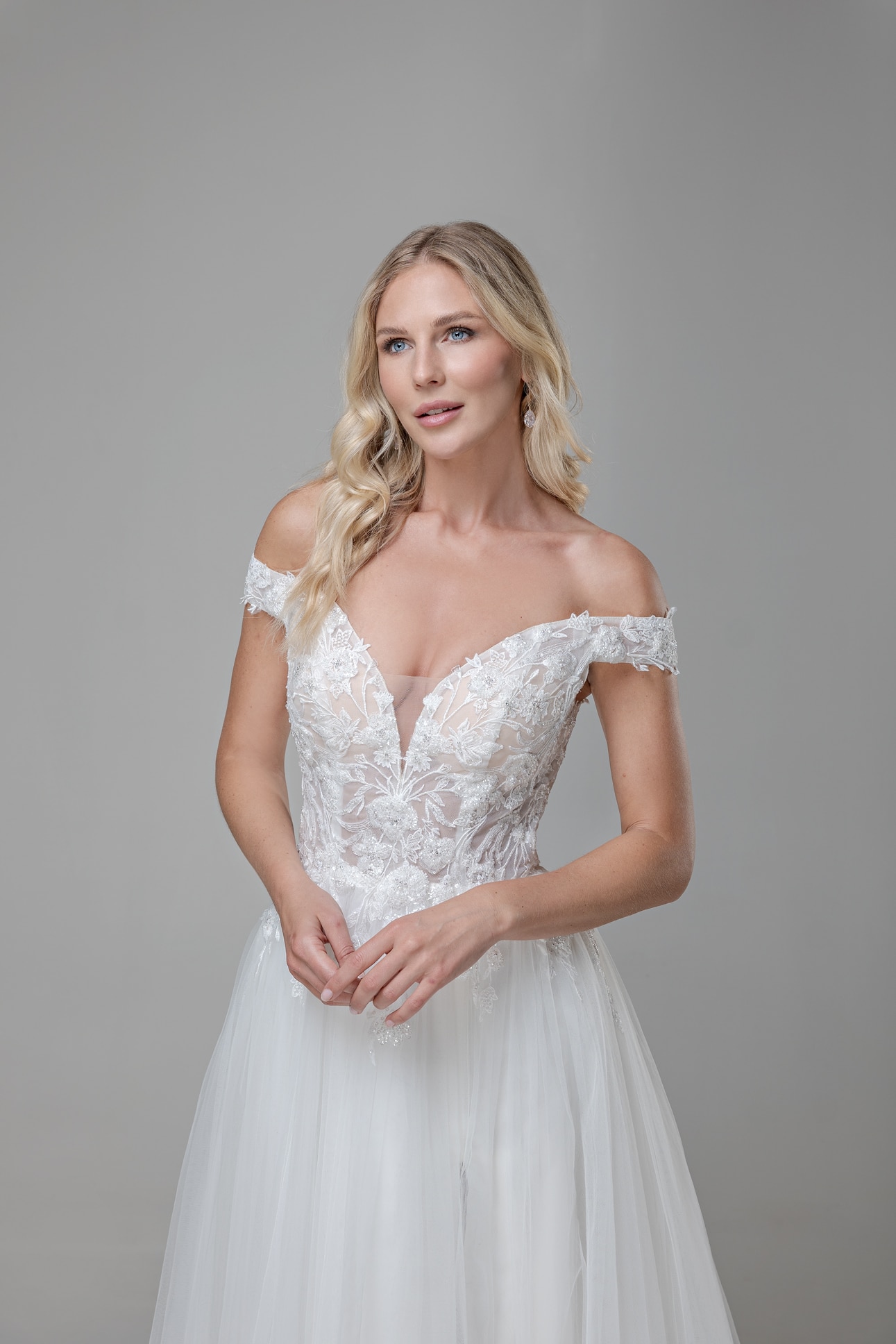 MGB183 Miss beautiful bride Brautkleid bei VeRina Brautmoden in Hille Rothenuffeln Tüll Softtüll Puffärmel Carmenträger fließende Spitze (6)