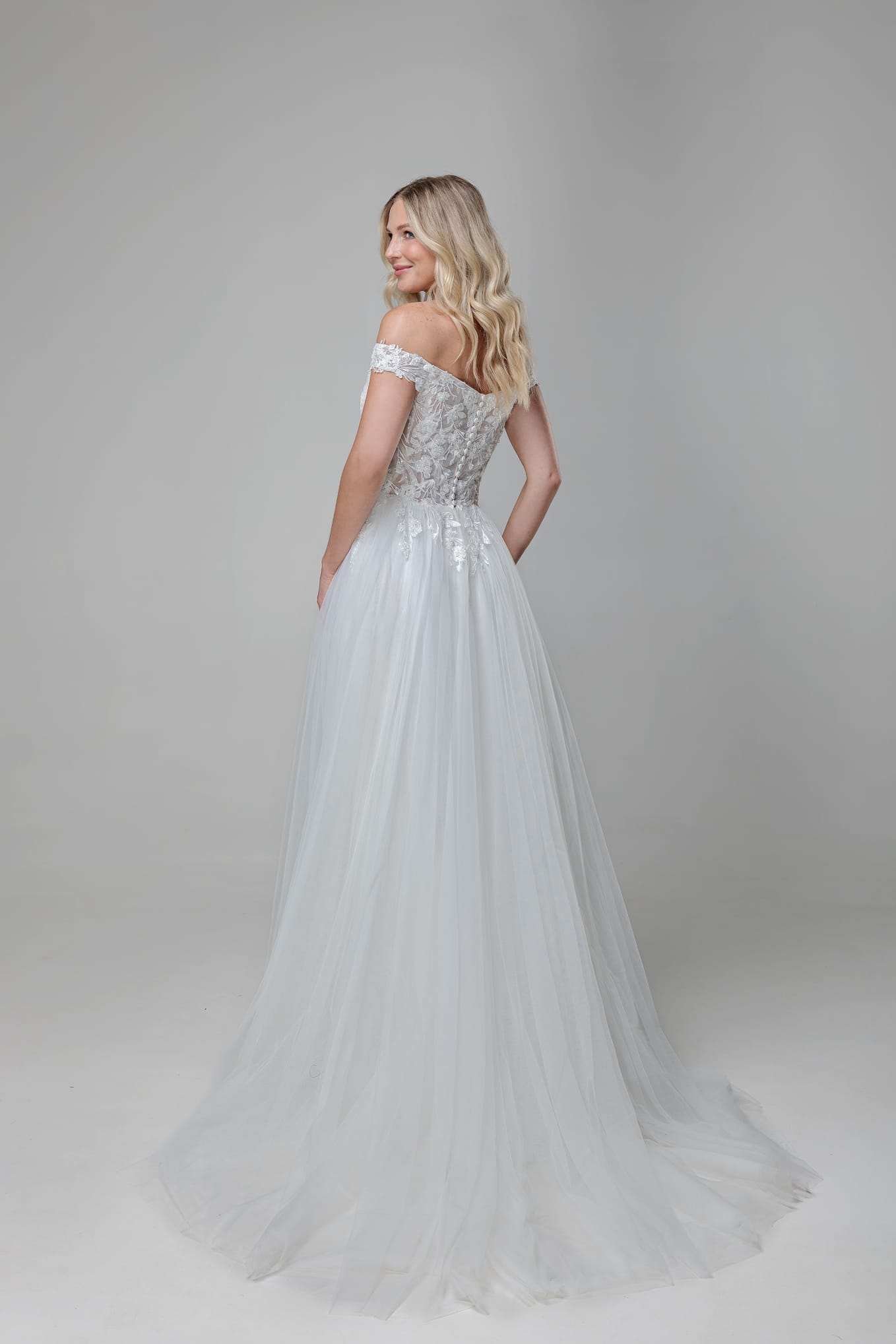 MGB183 Miss beautiful bride Brautkleid bei VeRina Brautmoden in Hille Rothenuffeln Tüll Softtüll Puffärmel Carmenträger fließende Spitze (7)