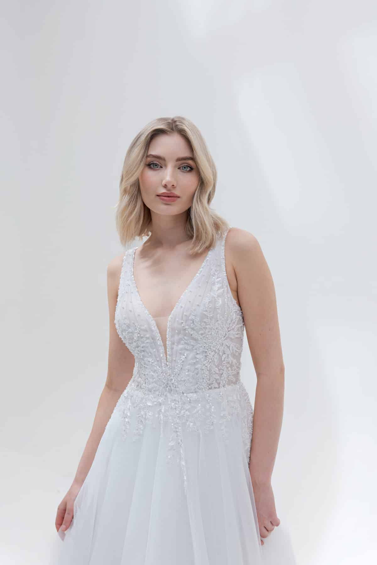 b2558 Amera Vera Fashion Queen bei VeRina Brautmoden in Hille Rothenuffeln Tüllkleid Softtüll A Linie Perlen V Ausschnitt Schleppe (3)