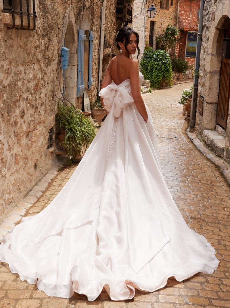 Brautkleid Novabella 30938 Brautkleid by diane legrand clean Schlicht Corsagenkleid mit großer Schleife am Rücken Schlitz Knopfleiste Schleppe