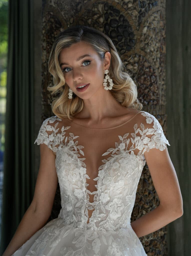 De Luxe 50800 Brautkleid diane Legrand bei Verina Brautmoden in Hille Rothenuffeln Tüllkleid fließende Spitz Spitzenapplikationen im Rock tiefer Ausschnitt (1)