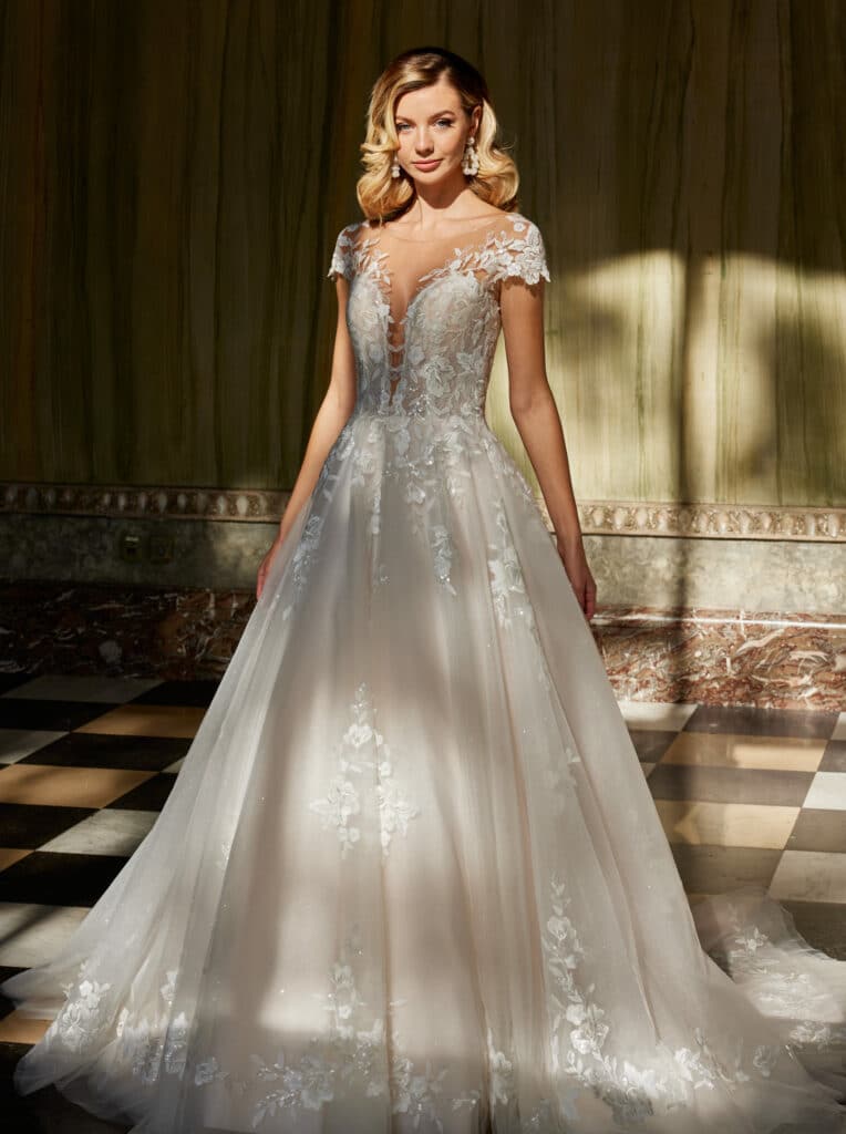 De Luxe 50800 Brautkleid diane Legrand bei Verina Brautmoden in Hille Rothenuffeln Tüllkleid fließende Spitz Spitzenapplikationen im Rock tiefer Ausschnitt (2)