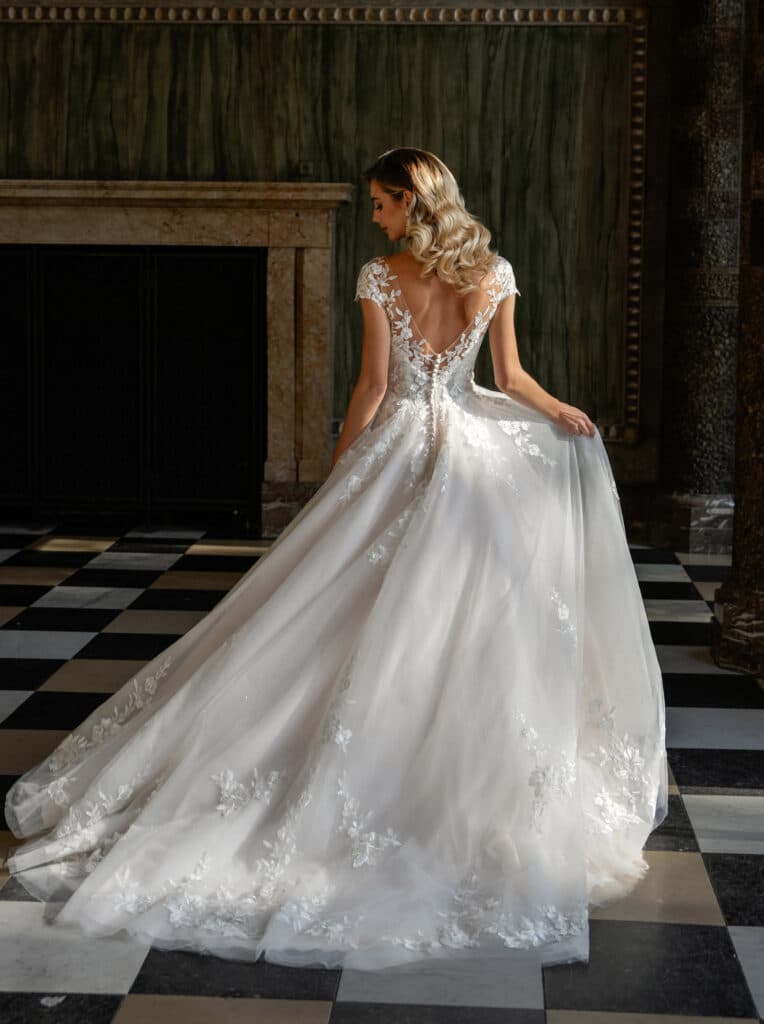 De Luxe 50800 Brautkleid diane Legrand bei Verina Brautmoden in Hille Rothenuffeln Tüllkleid fließende Spitz Spitzenapplikationen im Rock tiefer Ausschnitt