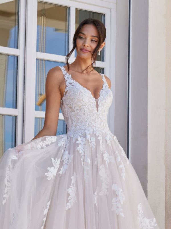 Diane Legrand 8132 Brautkleid bei VeRina Brautmoden in Hille Rothenuffeln Tüllkleid Blätterspitze matt V Ausschnitt Träger runder Rückenausschnitt (1)