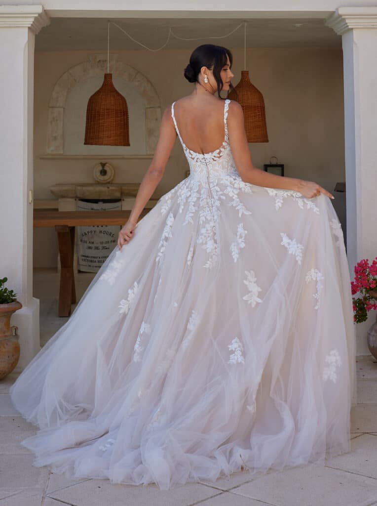 Diane Legrand 8132 Brautkleid bei VeRina Brautmoden in Hille Rothenuffeln Tüllkleid Blätterspitze matt V Ausschnitt Träger runder Rückenausschnitt (2)