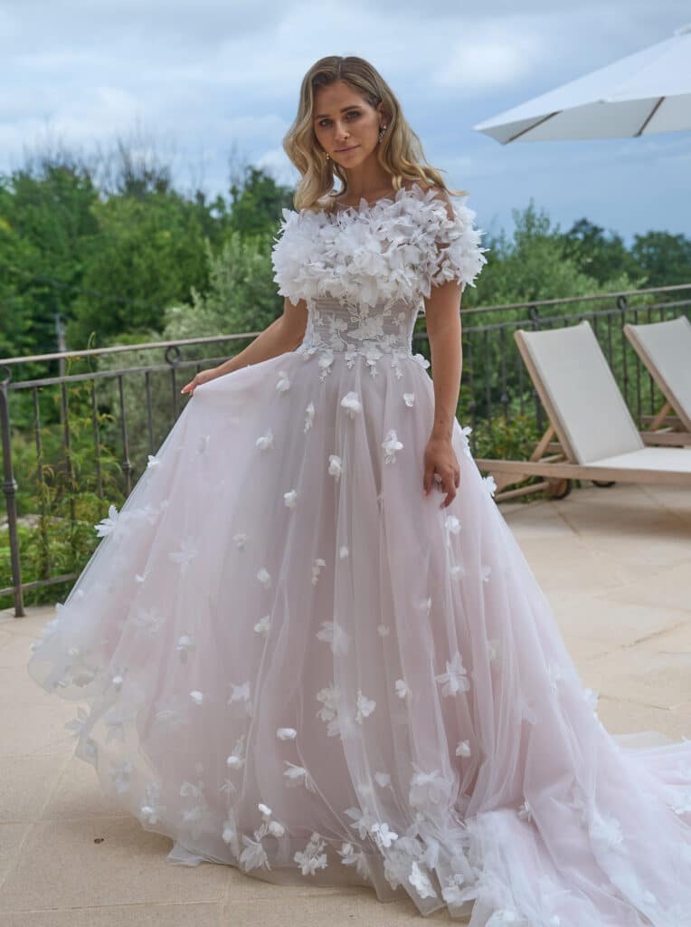 Dreamy by Diane Legrand 82219 Brautkleid bei VeRina Brautmoden in Hille Rothenuffeln Tüllkleid 3D Blüten Corsage mit Raffungen Knopfleiste Reißverschluss Schleppe (1)