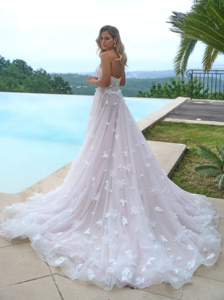 Dreamy by Diane Legrand 82219 Brautkleid bei VeRina Brautmoden in Hille Rothenuffeln Tüllkleid 3D Blüten Corsage mit Raffungen Knopfleiste Reißverschluss Schleppe (3)